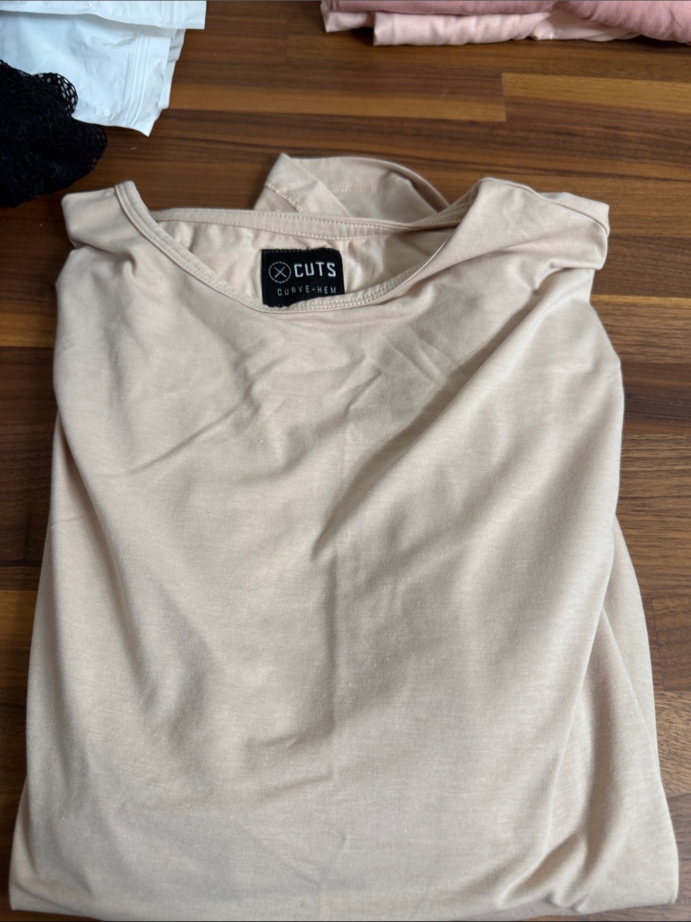 Cuts Curve-Hem Men’s Crew Neck Top in Light Beige